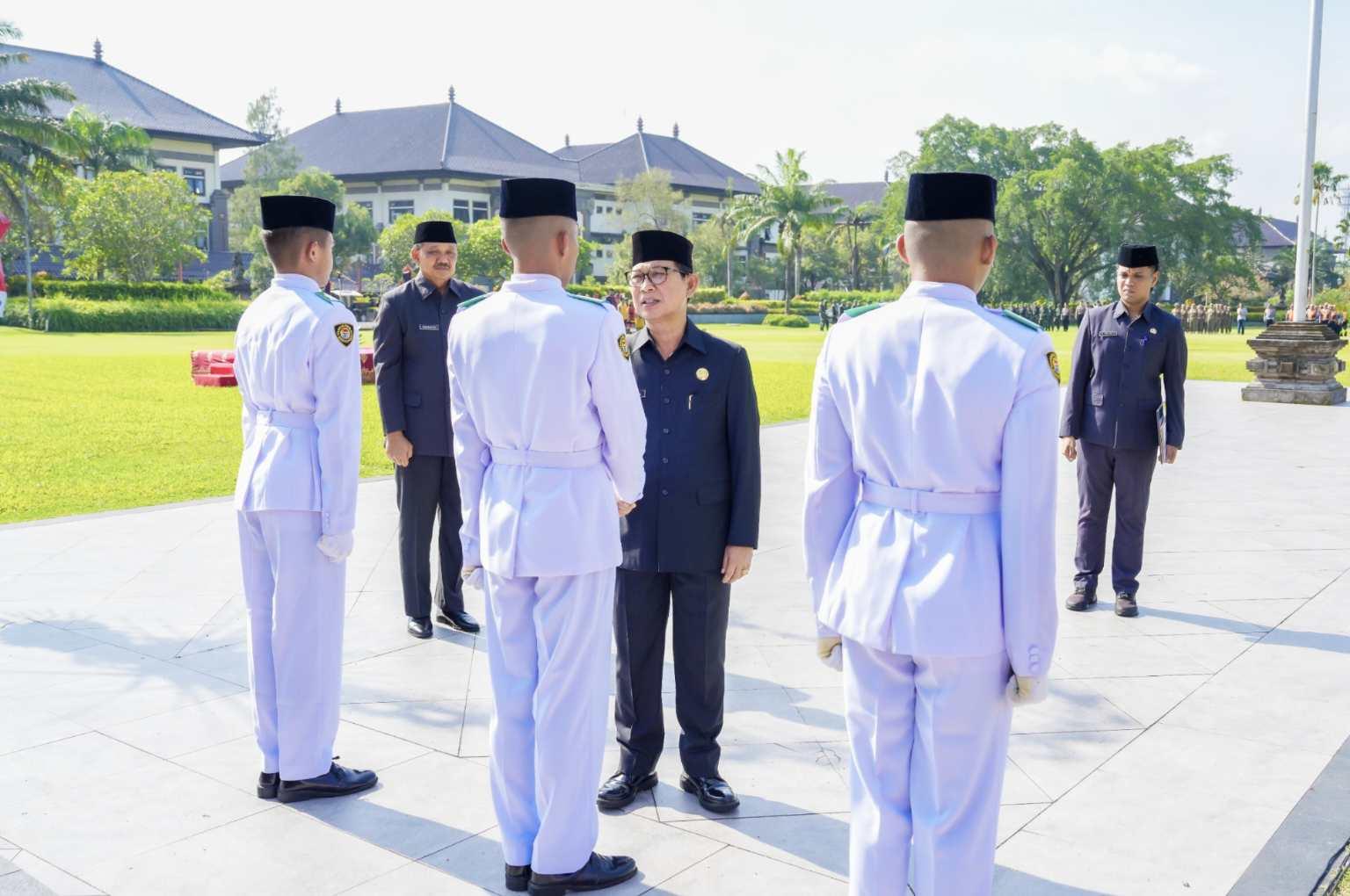 Bupati Badung I Wayan Adi Arnawa menjadi Inspektur upacara saat Peringatan Hari Sumpah Pemuda Ke-97 di Lapangan Puspem Badung, Selasa, 28 Oktober 2025. (Balihotnews/Ist)