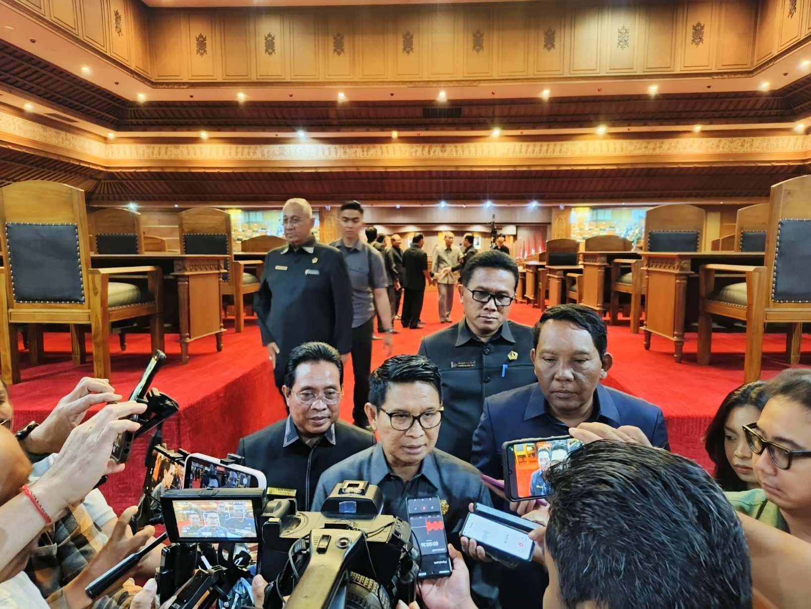 Bupati Badung I Wayan Adi Arnawa saat menjawab pertanyaan awak media seusai Rapat Paripurna DPRD Badung di Puspem Badung, Rabu, 29 Oktober 2025. (Balihotnews/Ist)