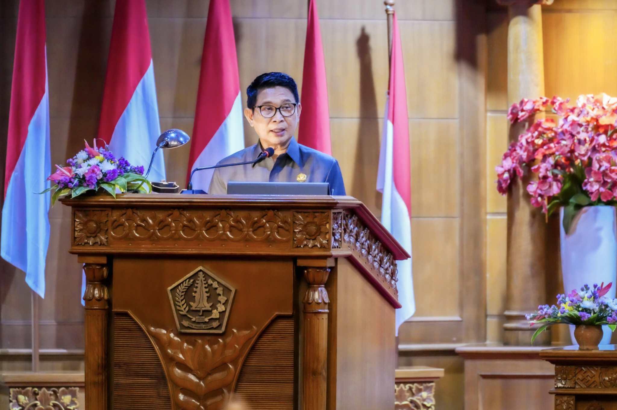 Bupati Badung I Wayan Adi Arnawa saat menyampaikan dokumen Raperda APBD 2026 dan Raperda tentang Pemberian Insentif Kemudahan Penanaman Modal dalam Rapat Paripurna DPRD Badung di Ruang Utama Gosana, Kantor DPRD Badung, Rabu, 29 Oktober 2025. (Balihotnews/Ist)