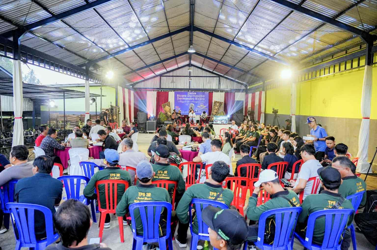 Masyarakat berdiskusi dalam forum “Darmasaba Bicara: Sampah Kita, Tanggung Jawab Siapa?” di TPS 3R Pudak Mesari, Desa Darmasaba, Abiansemal, Badung, Selasa, 28 Oktober 2025. (Balihotnews/red)