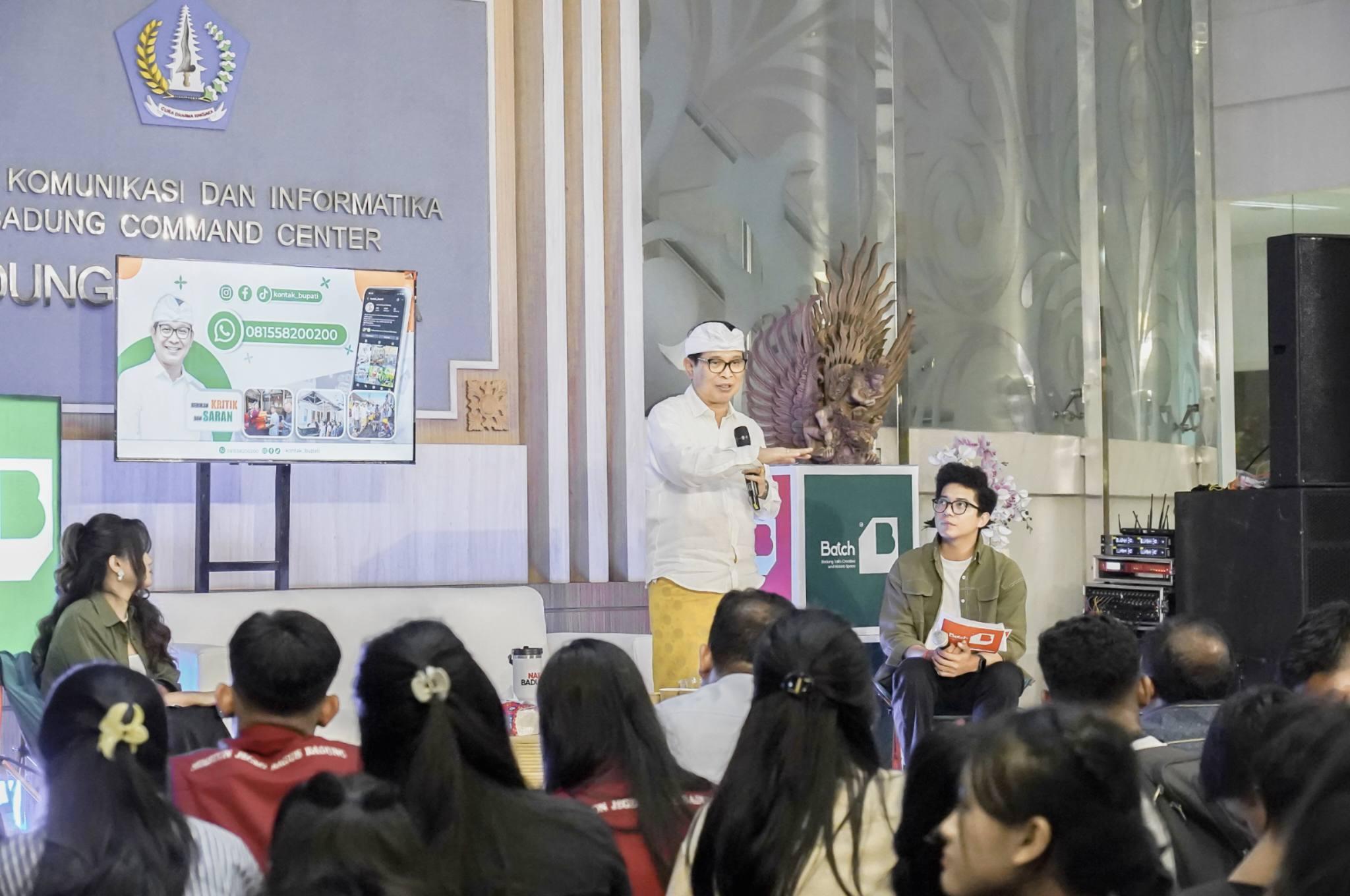 Bupati Badung Adi Arnawa berbincang dengan generasi muda saat acara di Lobby Command Center Diskominfo Badung, Rabu malam, 29 Oktober 2025. (Balihotnews/red)