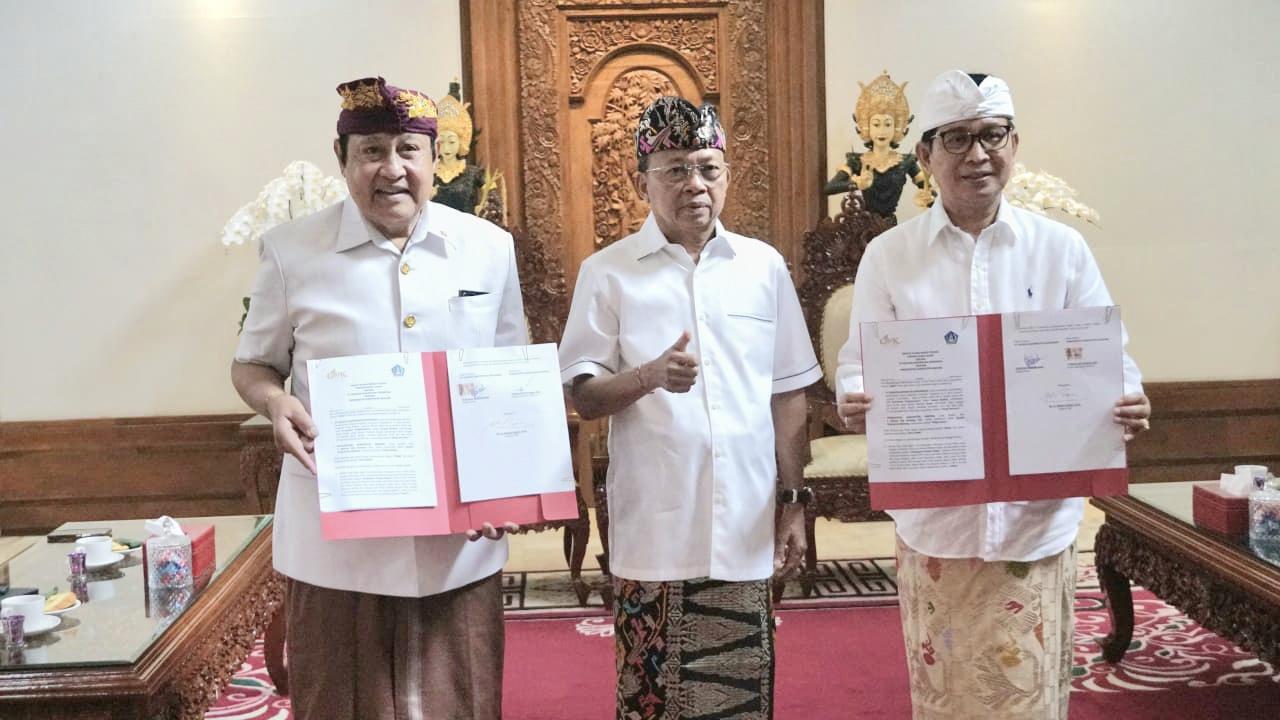 Bupati Badung Wayan Adi Arnawa (kanan) bersama Gubernur Bali Wayan Koster dan Komisaris Utama GWK, Mayjen (Purn) Sang Nyoman Suwisma (kiri) seusai menandatangani Berita Acara Serah Terima Pinjam Pakai Lahan GWK, di Jaya Sabha Denpasar, Jumat (31/10/2025). (Balihotnews/Ist).