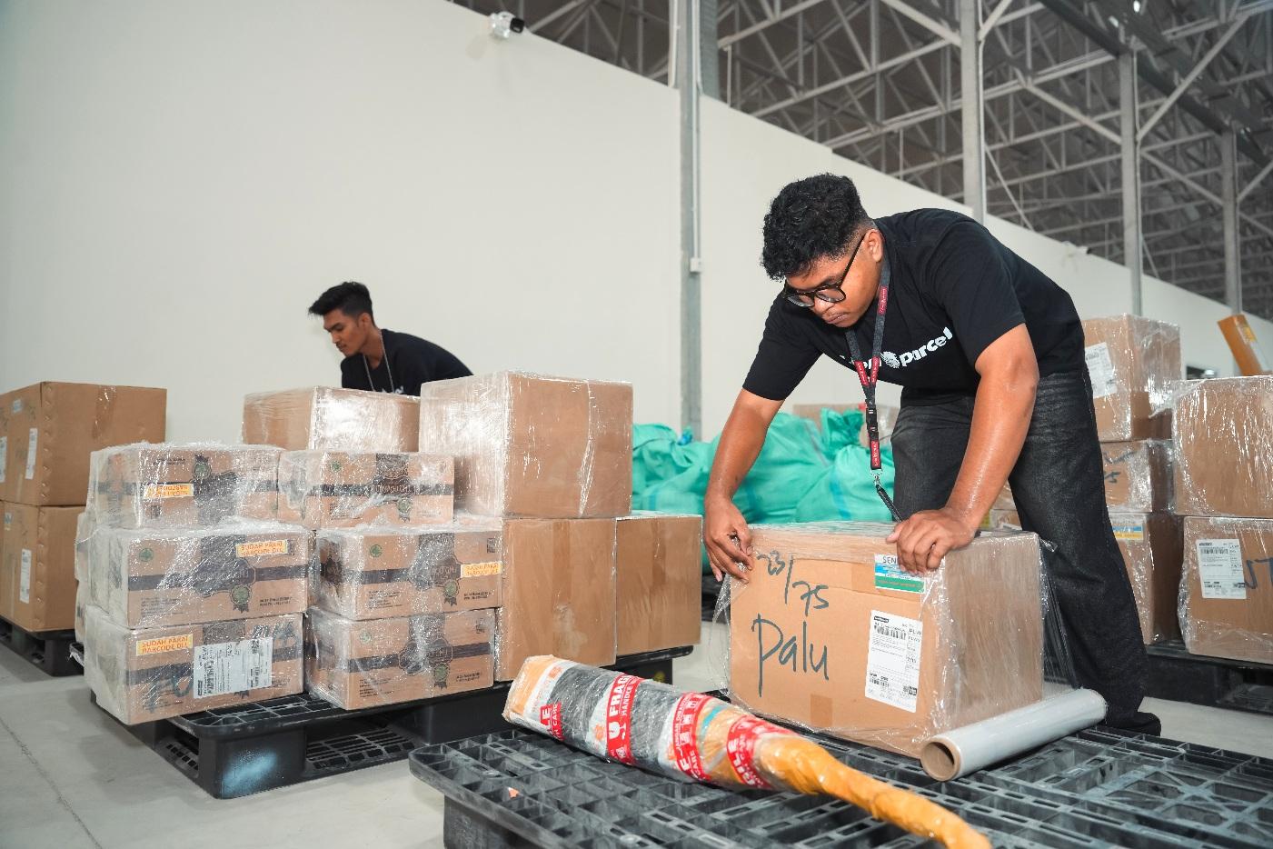 Agen Lion Parcel saat proses mengemas barang. (balihotnews/istimewa)