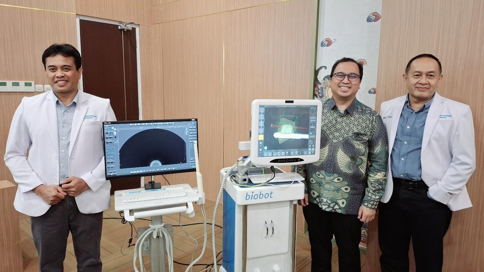 (dari kiri) Dokter spesialis bedah urologi RSUP Prof. Ngoerah, dr. I Wayan Yudiana, Proef Dr Agus Rizal Hamid Konsultan Onkologi Urologi RSCM, dan Kepala KSM Urologi Proef Ngoerah, Gede Wirya Kusuma Duarsa serta Robot biopsi kanker prostat di RSUP Proef Ngoerah. (balihotnews/rahma)