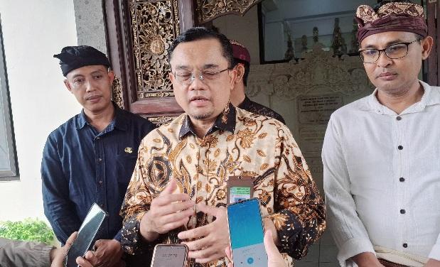 Direktur Jenderal PAUD dan Pendidikan Dasar Menengah (PAUD Dikdasmen) Kemendikdasmen, Gogot Suharwoto, saat meninjau langsung pelaksanaan tes di SMA Negeri 6 Denpasar, Kamis (6/11/2025). (baihotnews/istimewa)