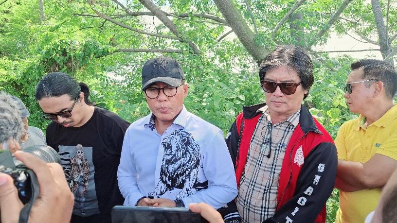 Kuasa Hukum, AA Bagus Adhi Mahendra Putra atau Gus Adhi (tengah). (balihotnews/rahma)