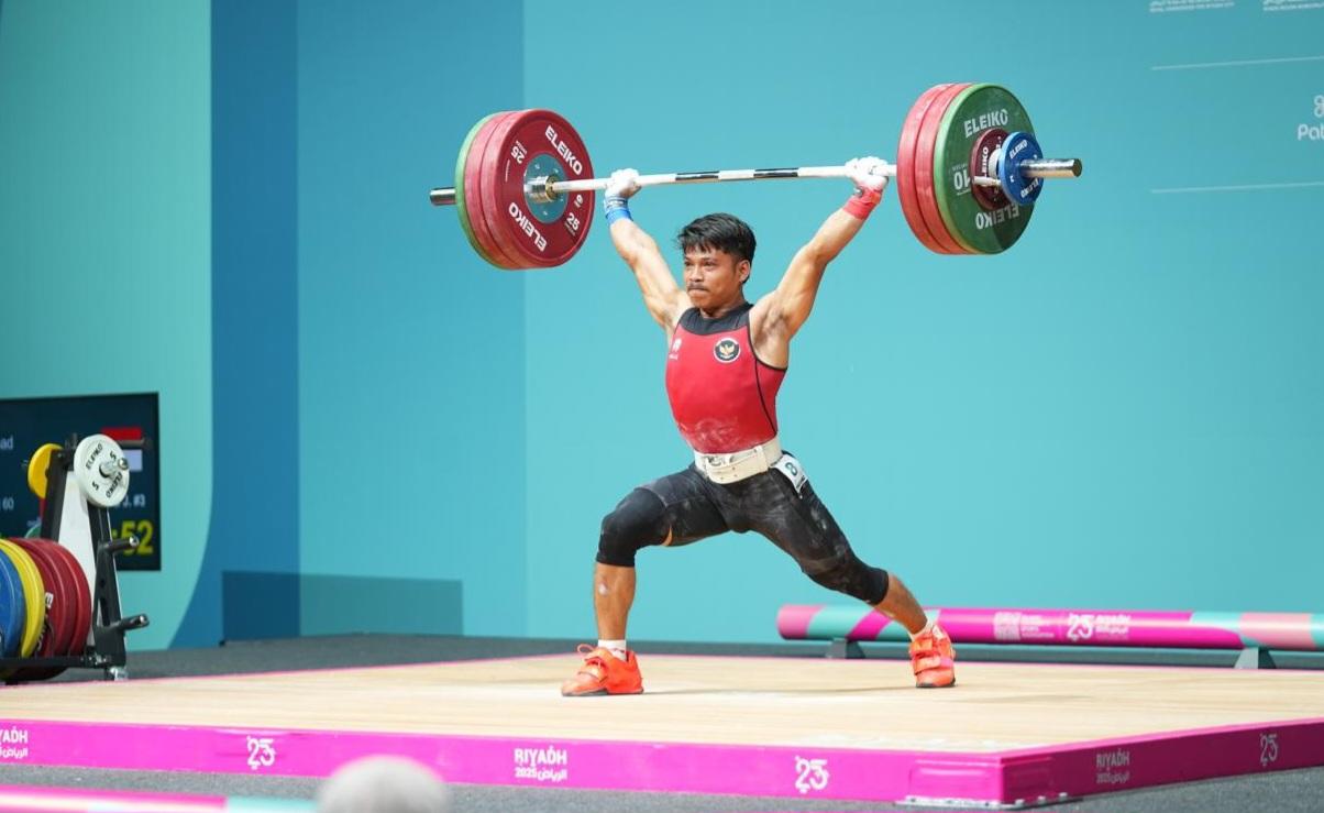 Muhammad Husni, Atlet angkat besi asal Lampung raih 3 emas di Islamic Solidarity Games (ISG) 2025 yang digelar di Boulevard City, Riyadh, Arab Saudi, Sabtu (8/11/2025). (balihotnews/istimewa)