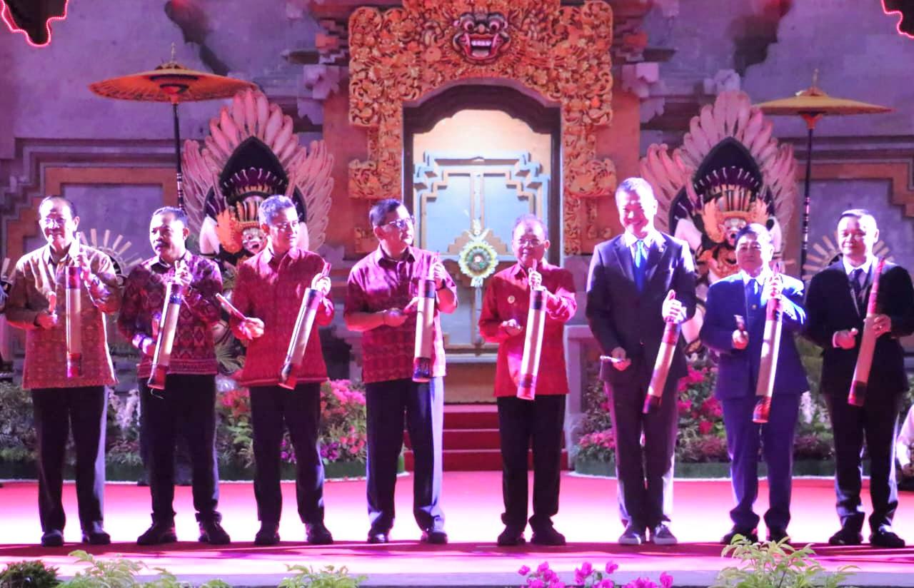 Gubernur Bali Wayan Koster secara resmi membuka Kejuaraan Dunia Vovinam ke-8 Tahun 2025 di Gedung Kesenian Gde Manik, Singaraja, Minggu (2/11/2025). (balihotnews/istimewa)