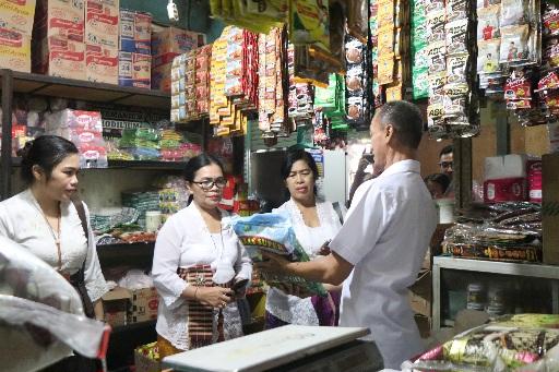 Kepolisian Daerah (Polda) Bali melalui Satgas Gabungan Pangan kembali menggelar razia harga beras di sejumlah toko di Denpasar, Selasa (5/11/2025). (balihotnews/istimewa)