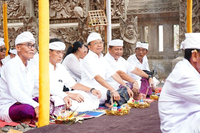 Gubernur Bali Wayan Koster meresmikan hasil pemugaran dan pembangunan baru Pura Penyusuhan di Desa Adat Kubutambahan, Buleleng, Rabu (5/11/2025). (balihotnews/istimewa)