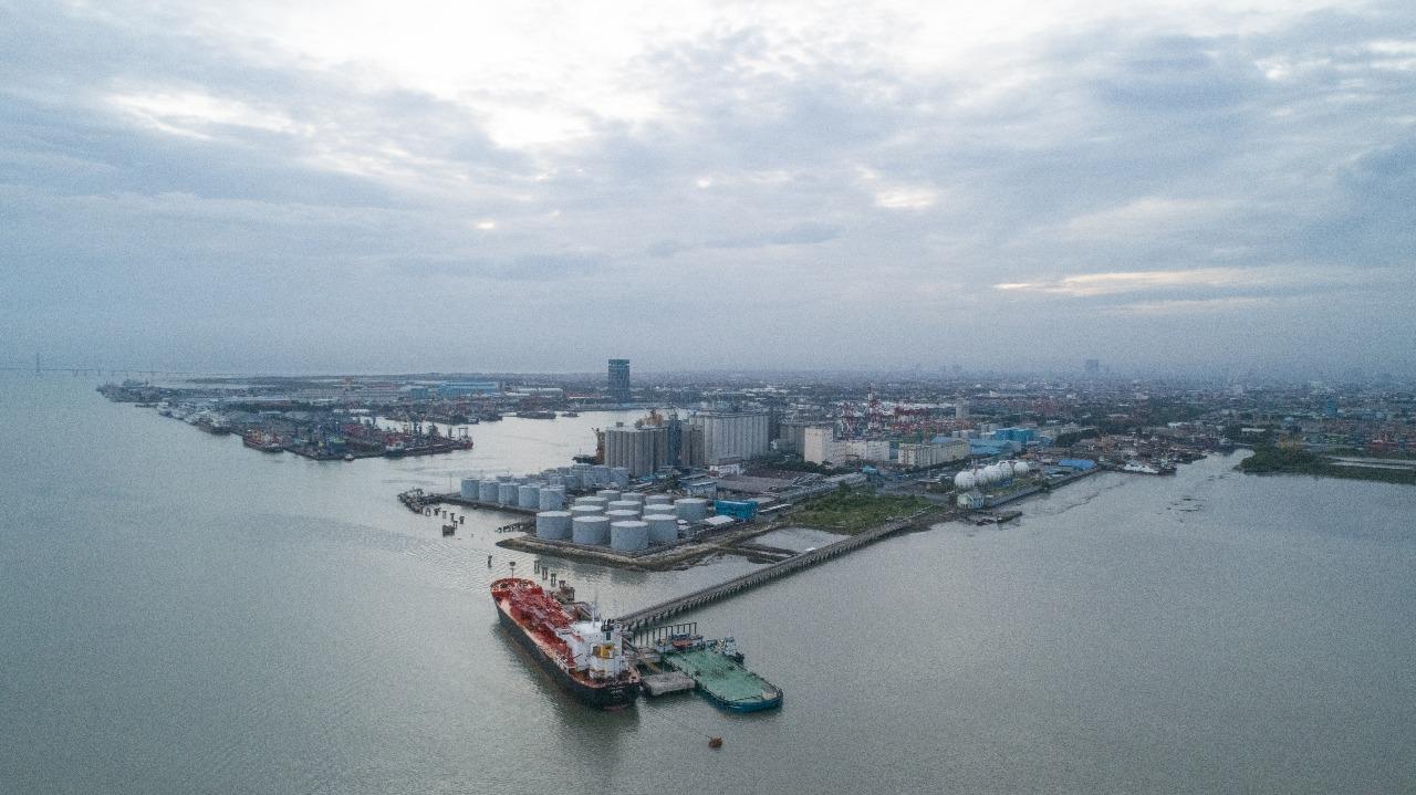 Kawasan pelabuhan dan terminal logistik Pelindo Regional 3 di Tanjung Perak, Surabaya. (balihotnews/istimewa)