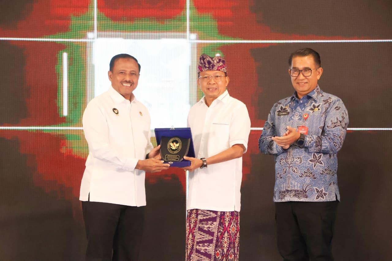Foto bersama Gubernur Bali Wayan Koster (tengah) dan Deputi Bidang Koordinasi Politik Dalam Negeri Kemenko Polhukam RI, Mayjen TNI Heri Wiranto, (kiri) usai Rapat Koordinasi dan Sinkronisasi Harmonisasi Kewenangan Pusat dan Daerah di The Sakala Resort, Kabupaten Badung, Kamis (6/11/2025). (balihotnews/istimewa).