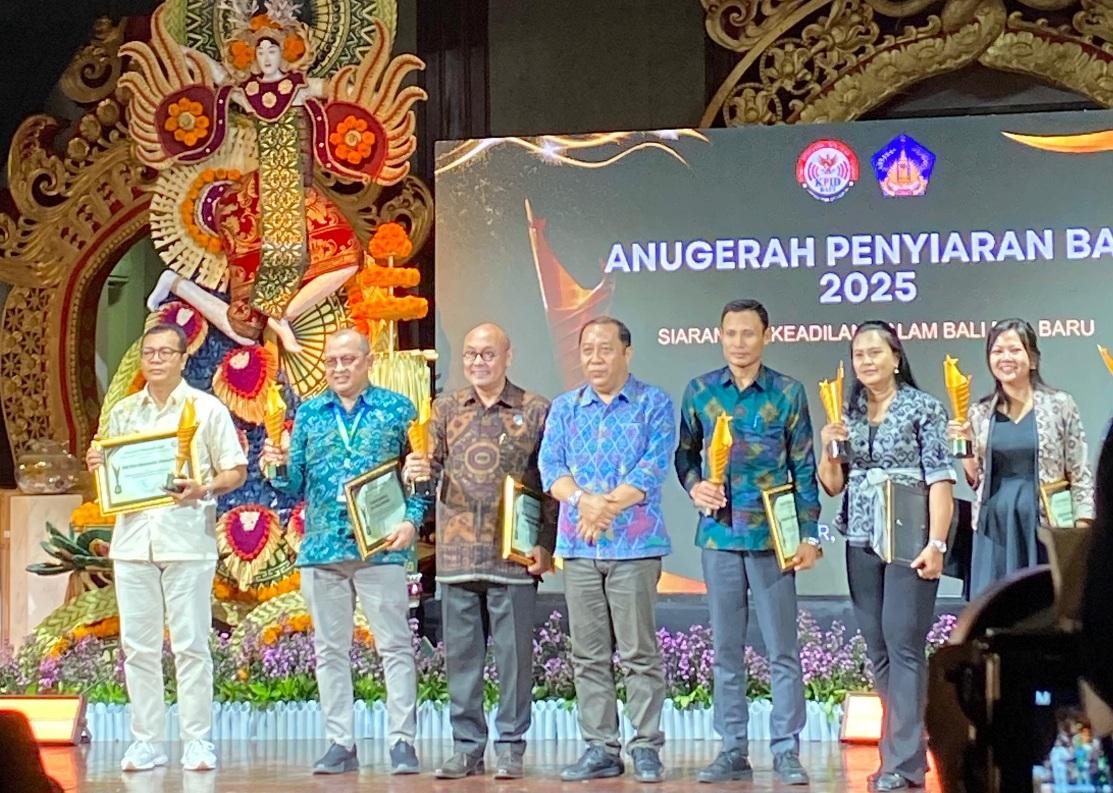 A.A. Ngurah A. Windara, Manager Radio Elkoga (paling kiri) dalam ajang Anugerah Penyiaran Bali (APB) 2025 yang digelar Komisi Penyiaran Indonesia Daerah (KPID) Bali di Taman Budaya Denpasar, Minggu (9/11/2025). (balihotnews/istimewa)