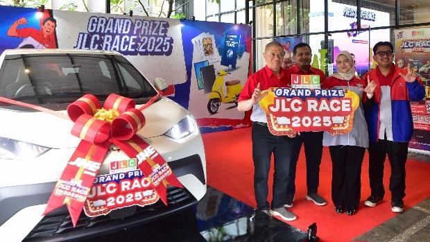 Foto bersama (dari kiri ke kanan) M. Feriadi Soeprapto, Presiden Direktur JNE, Eri Palgunadi, SVP Marketing Group Head, Nadya Dharmawati Puteri, Customer Loyalty Dept Head, Kurnia Nugraha, Media Communication Dept Head dengan Hadiah Utama Mobil Listrik JLC Race 2025. (balihotnews/istimewa)