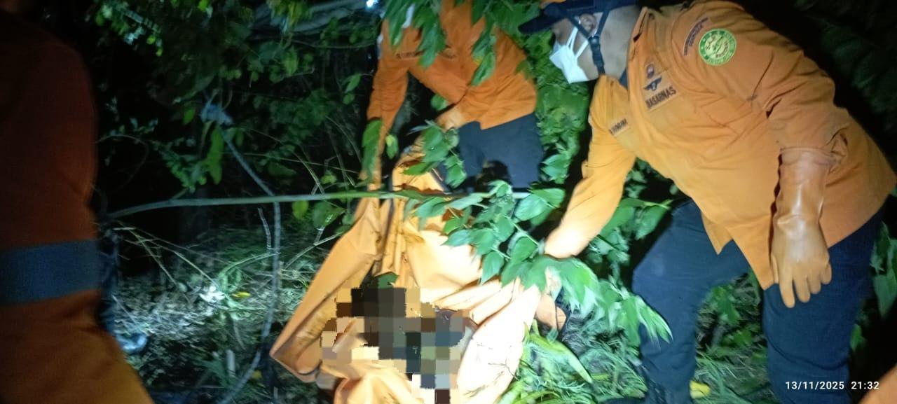 Tim SAR saat evakuasi jasad tergantung di area rawa Embung Sanur, Kamis (13/11/2025). (balihotnews/timSAR)
