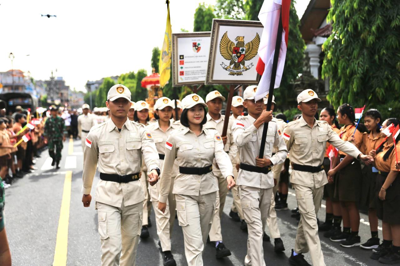 Pemerintah Kabupaten Klungkung sambut Kirab Pataka Panji-Panji dan Surat Sakti milik Pahlawan Nasional I Gusti Ngurah Rai yang tiba dari Kabupaten Karangasem, Jumat (14/11/2025). (balihotnews/istimewa)