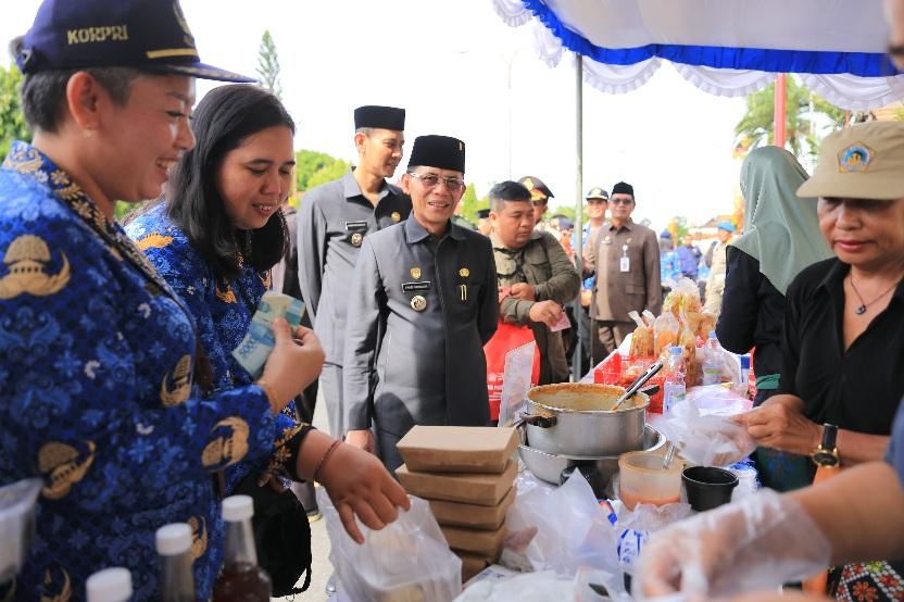 Pemerintah Kabupaten Klungkung gelar pangan murah di depan Monumen Ida Dewa Agung Jambe, Jumat (14/11/2025). (balihotnews/istimewa)