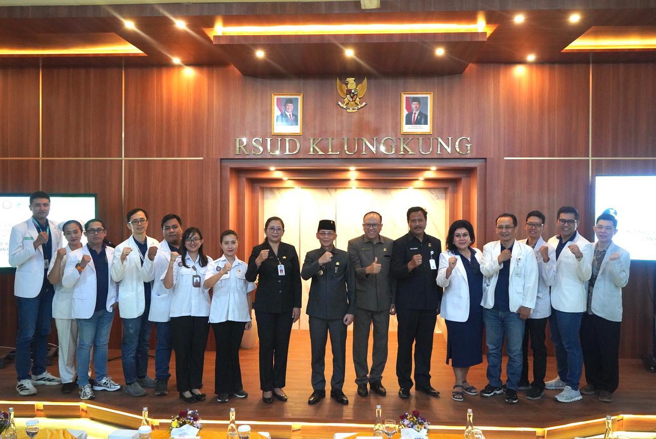 Rumah Sakit Umum Daerah (RSUD) Klungkung gelar Seminar Nasional sekaligus meluncurkan inovasi sistem layanan terbaru bernama “SIMADU”, Jumat (14/11/2025). (balihotnews/istimewa)