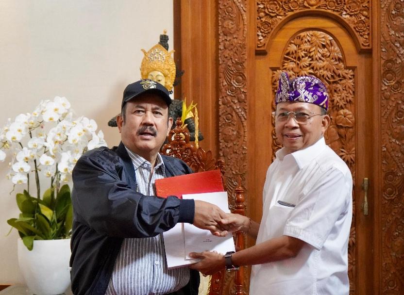 Gubernur Bali Wayan Koster (kanan) dan Menteri Perencanaan Pembangunan Nasional/Kepala Bappenas Rachmat Pambudy di Jaya Sabha, Denpasar, Kamis (13/11/2025). (balihotnews/istimewa)