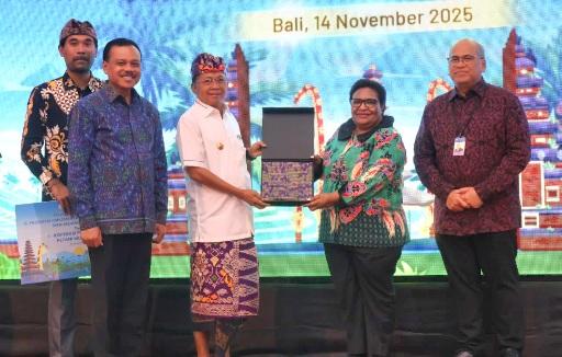 Gubernur Bali Wayan Koster saat menghadiri High Level Meeting (HLM) Tim Pengendalian Inflasi Daerah (TPID) Provinsi Bali 2025 yang digelar di Gedung Bank Indonesia Perwakilan Bali, Jumat (14/11/2025). (balihotnews/istimewa)