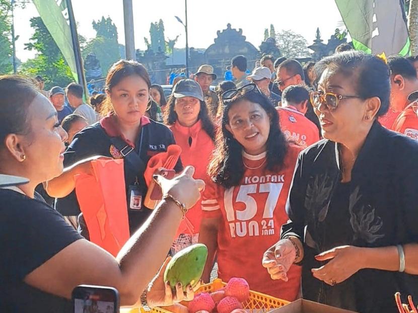 OJK Provinsi Bali bersama Pemerintah Provinsi Bali dan Forum Komunikasi Lembaga Jasa Keuangan (FKLJK) Bali menggelar Pekenan Galungan-Kuningan serta kegiatan olahraga FUN RUN 157. (balihotnews/istimewa)