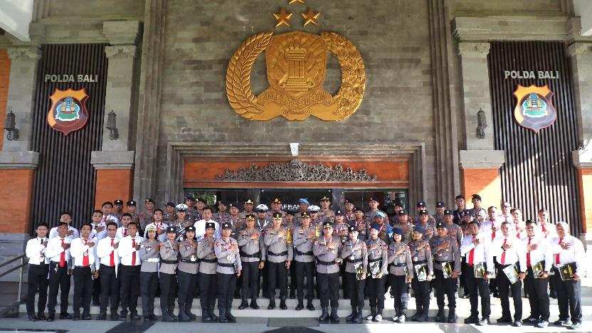 Pemberian penghargaan kepada sejumlah personel Polda Bali usai kegiatan Gelar Operasi Zebra Agung 2025 di halaman depan Mapolda Bali, Senin (17/11/2025). (balihotnews/istimewa)