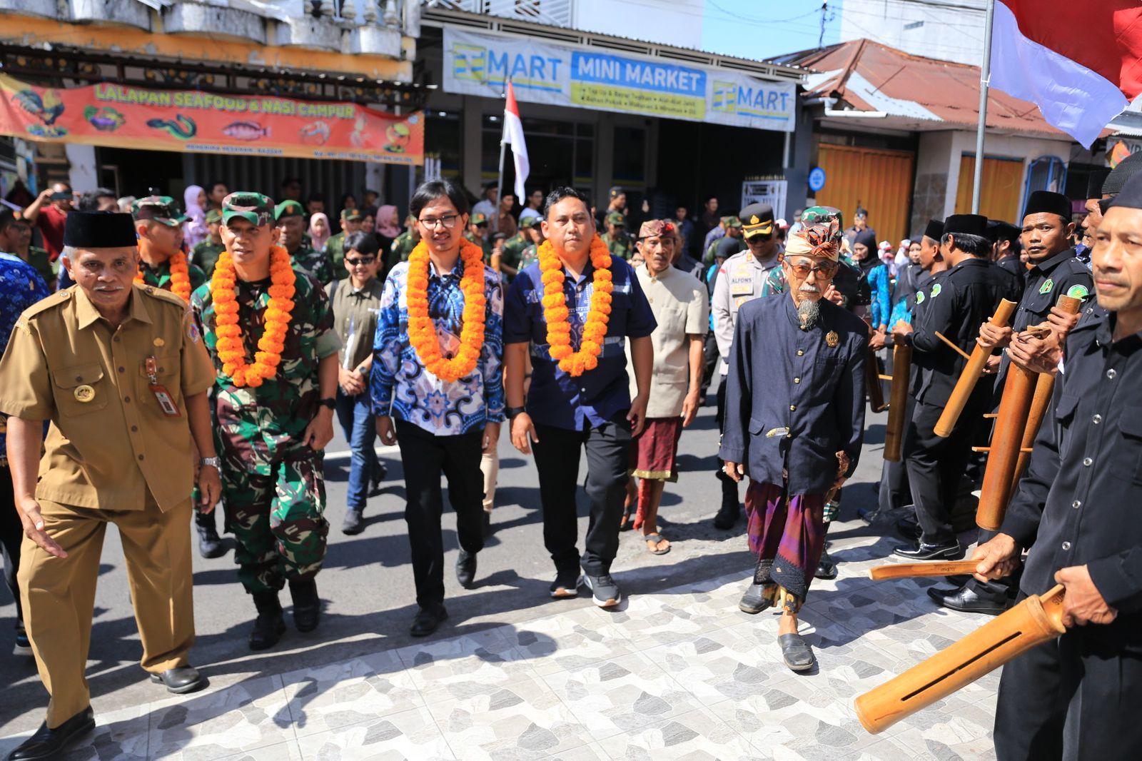 Bupati Klungkung I Made Satria, Wakil Bupati Klungkung Tjokorda Gde Surya Putra, Ida Dalem Semaraputra, unsur Forkompinda, serta perwakilan undangan lainnya saat menilai Kampung Pancasila Tahun 2025 di Masjid Nurul Huda, Desa Kampung Gelgel, Senin (17/11/2025). (balihotnews/istimewa)
