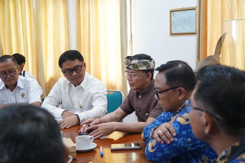 Pemerintah Kabupaten Klungkung menggelar Exit Meeting bersama Badan Pemeriksa Keuangan (BPK) RI Perwakilan Provinsi Bali di Ruang Rapat Kantor Bupati Klungkung, Rabu (17/11/2025). (balihotnews/istimewa)