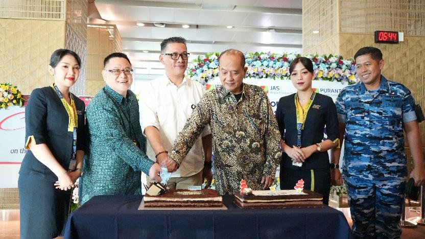 Upacara seremonial di boarding gate keberangkatan internasional layanan baru dari TransNusa untuk rute Denpasar–Singapura pada Senin (17/11/2025). (balihotnews/istimewa)