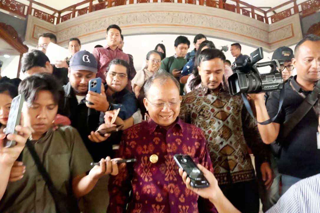 Gubernur Bali Wayan Koster memberikan keterangan kepada media usai Rapat Paripurna ke-12 DPRD Bali di Gedung Wiswa Sabha Utama, Senin (17/11/2025). (balihotnews/istimewa)