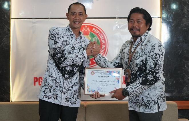Wakil Bupati Klungkung sekaligus Ketua Persatuan Guru Republik Indonesia (PGRI) Kabupaten Klungkung, Tjokorda Gde Surya Putra, secara resmi membuka webinar dalam rangka peringatan HUT PGRI ke-80 Tahun 2025 pada Sabtu (22/11/2025). (balihotnews/istimewa)