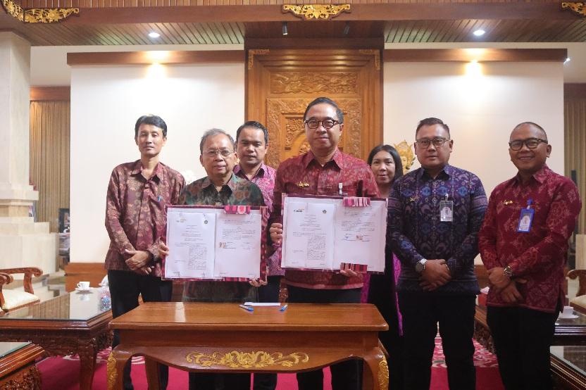 Regional CEO Bank Mandiri Region XI/Bali dan Nusa Tenggara, Alexander Jonathan Patty, serta Gubernur Bali Wayan Koster terkait dukungan sistem pembayaran untuk pelaksanaan Pungutan Wisatawan Asing (PWA) di Jayasabha, Denpasar, Minggu (23/11/2025). (balihotnews/istimewa)