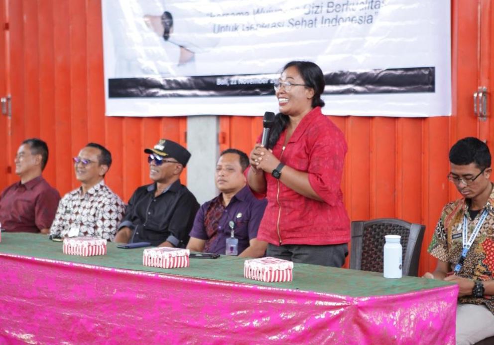 Sosialisasi program Makan Bergizi Gratis (MBG) Badan Gizi Nasional (BGN) di Aula Banjar Anyar, Banjar Bali, Kecamatan Buleleng, Jumat (21/11/2025). (balihotnews/istimewa)