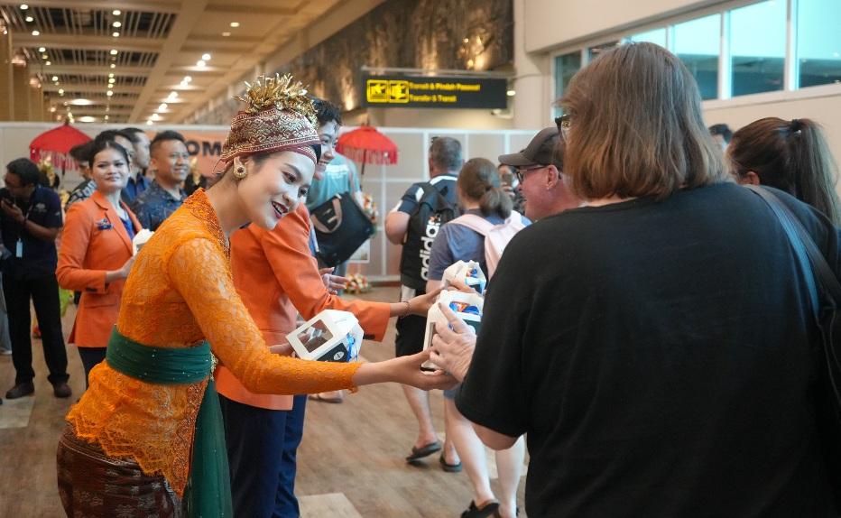 Suasana meriah penyambutan kedatangan penumpang maskapai Jetstar rute Newcastle, Australia. (balihotnews/istimewa)