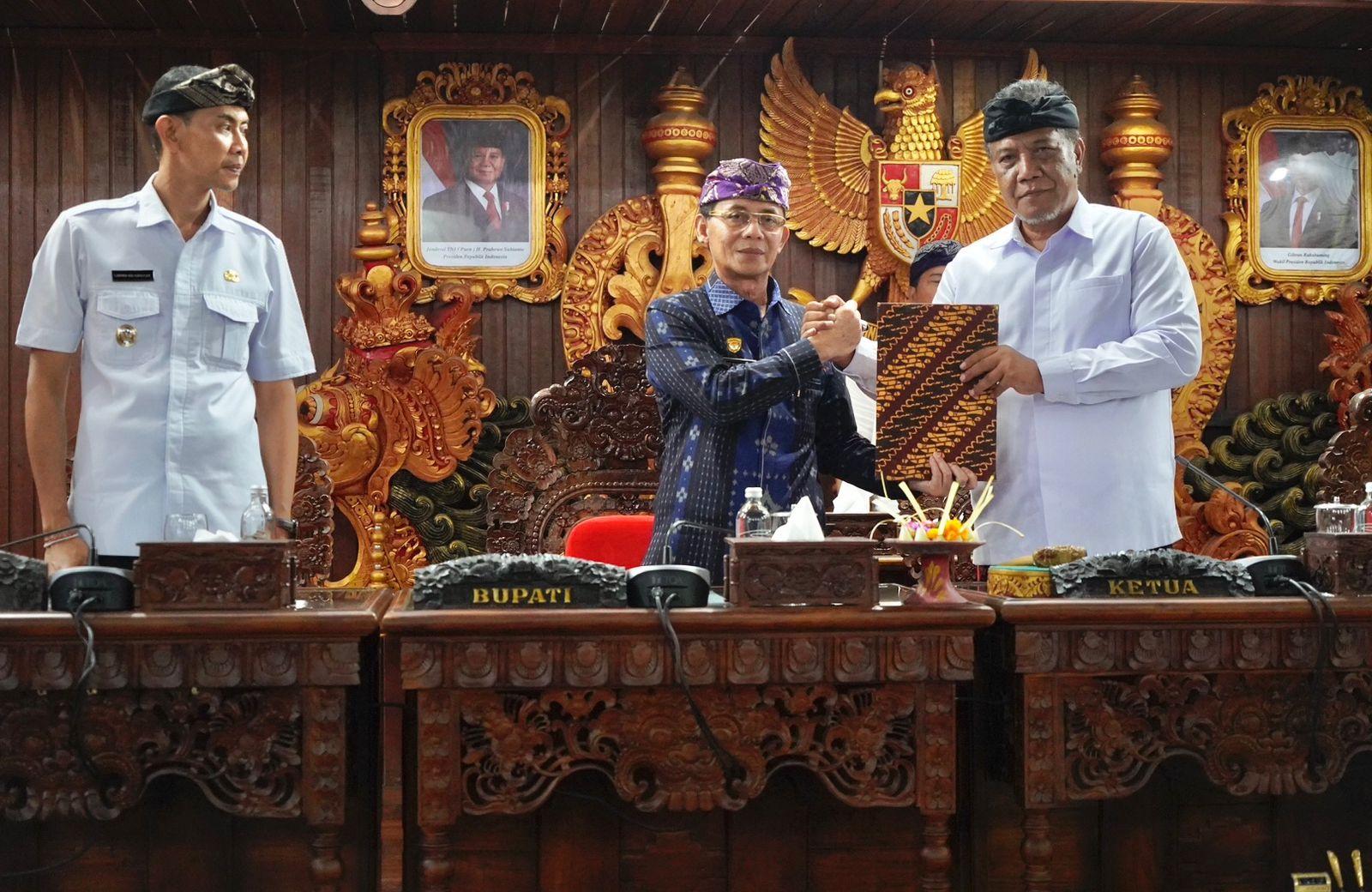 Penandatanganan Berita Acara Rancangan Peraturan Daerah tentang APBD 2026, Kamis (27/11/2025) di Ruang Sidang Sabha Nawa Natya. (balihotnews/istimewa)