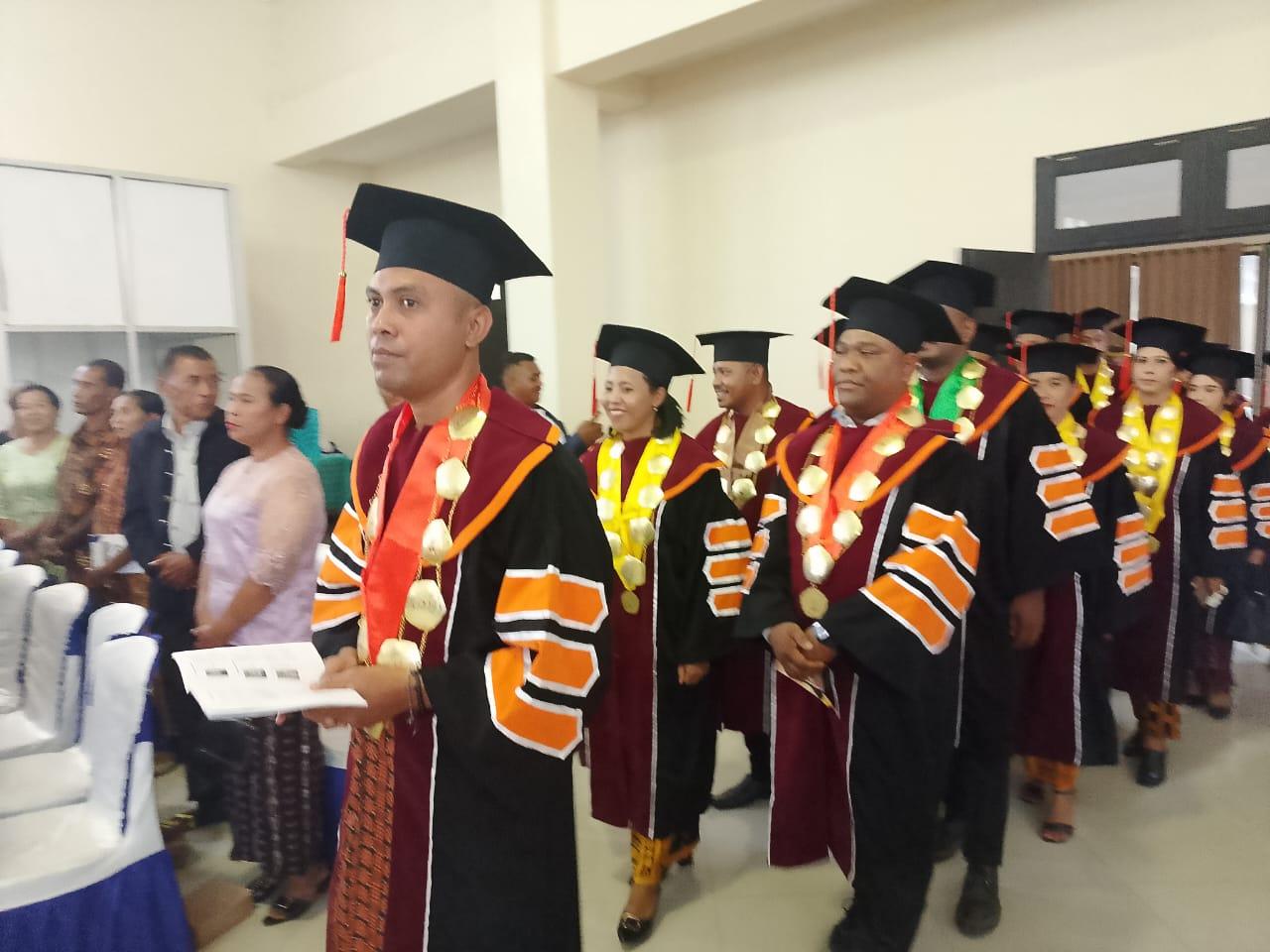 Wisuda angkatan pertama kampus Institut Nasional Flores (INF) di Aula Sekretariat Daerah Kabupaten Nagekeo, Kamis (27/11/2025). (balihotnews/istimewa)