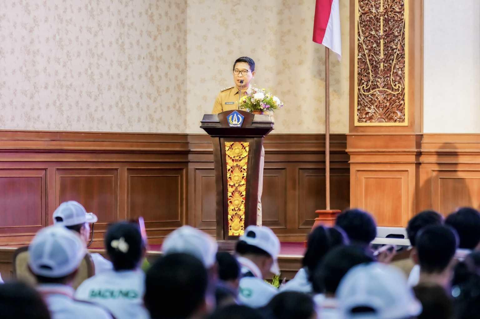 Bupati Badung, Wayan Adi Arnawa, saat memberikan sambutan dalam penyerahan bonus atlet dan pelatih Porprov Bali XVI Tahun 2025 di Ruang Kertha Gosana, Puspem Badung, Senin, 3 November 2025. (Balihotnews/red)