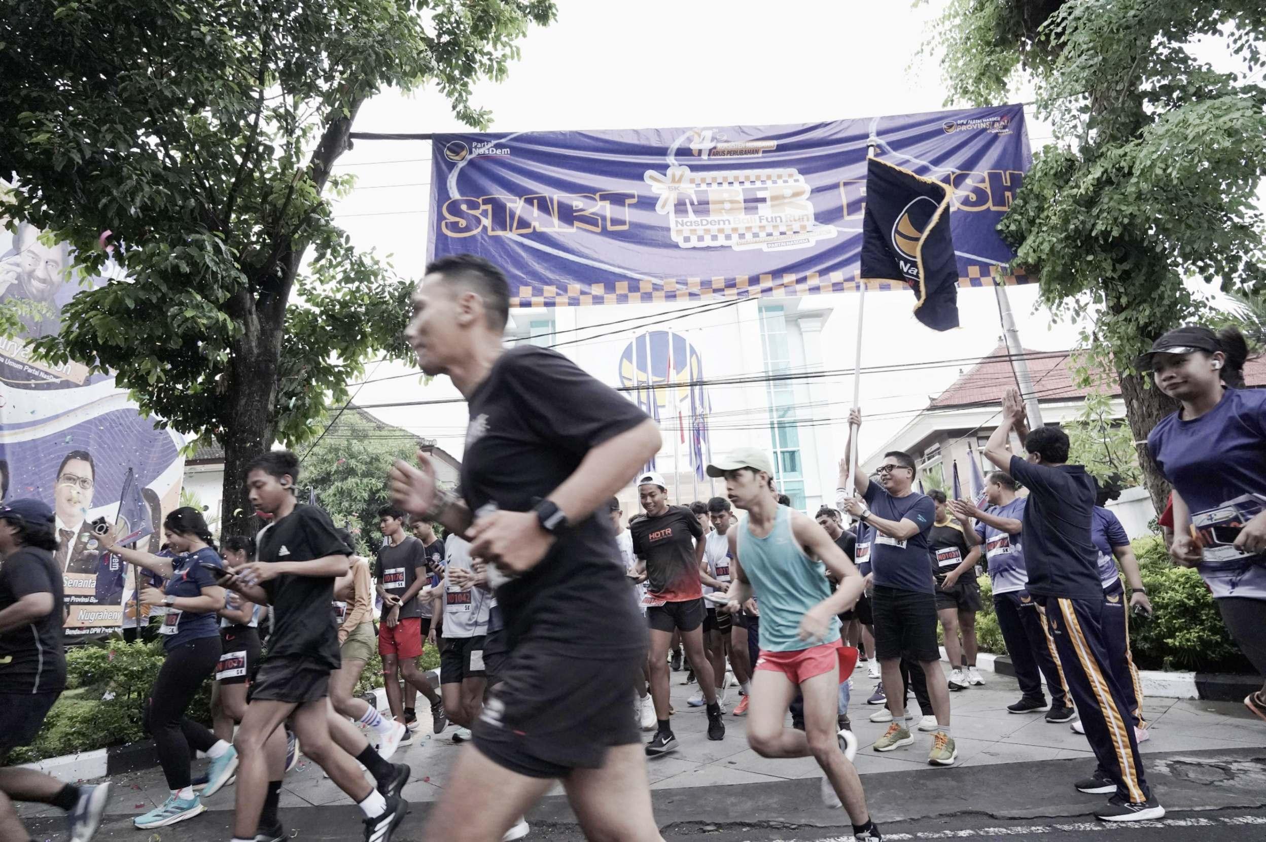 Peserta kegiatan Fun Run sejauh 5 kilometer yang digelar DPW Partai NasDem Bali di Denpasar, Minggu, 9 November 2025. (Balihotnews/dre)