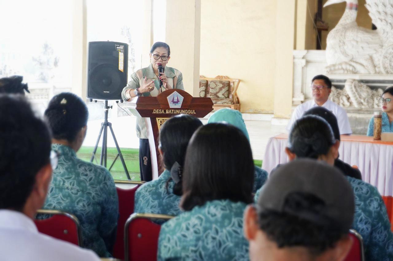 Duta Percepatan Penanganan Sampah Berbasis Sumber (PSBS) Provinsi Bali, Putri Suastini Koster, saat memberikan sosialisasi pengelolaan sampah di Desa Batununggul, Nusa Penida, Klungkung, Rabu (12/11/2025). (Balihotnews/Ist)