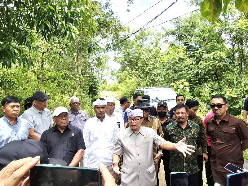 Tim Pansus TRAP DPRD Bali bersama instansi terkait melakukan sidak dan menghentikan sementara aktivitas pembangunan di kawasan PT Jimbaran Hijau, Desa Adat Jimbaran, Badung, Jumat (12/12/2025). (Balihotnews/dre).