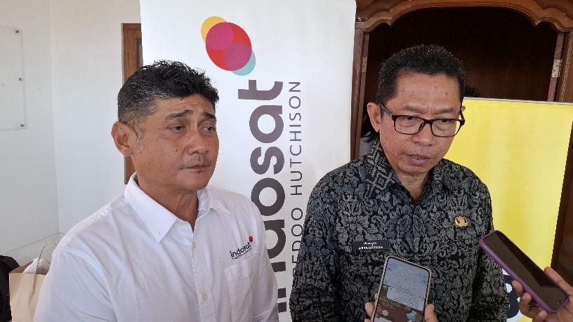 Kepala Dinas Koperasi dan UKM Provinsi Bali, Tri Arya Dhyana Kubontubuh (kanan) dan SVP Head of Region Bali Nusra Indosat Ooredoo Hutchison, Julandi George Fransiskus. (balihotnews/rahma)
