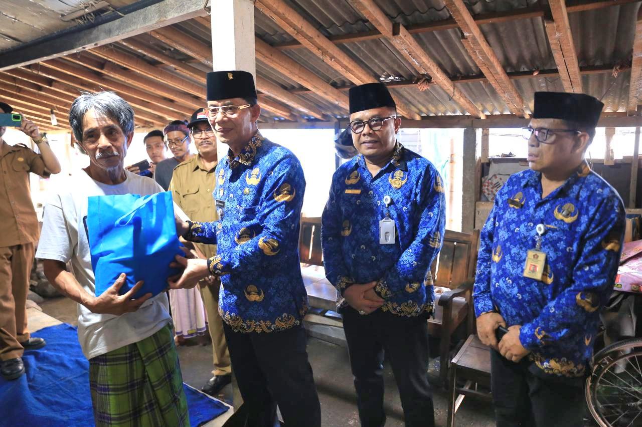 Dalam rangkaian peringatan HUT Korpri ke-54. Bupati Klungkung, I Made Satria salurkan bansos kepada penyandang disabilitas pada Senin (1/12/2025). (balihotnews/istimewa)