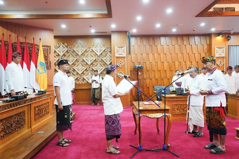 Ida Bagus Wesnawa Punia resmi menjabat sebagai Kepala Dinas Pendidikan, Kepemudaan dan Olahraga (Kadisdikpora) Provinsi Bali setelah dilantik Gubernur Bali Wayan Koster di Ruang Pertemuan Gedung Kerthasabha, Senin (1/12/2025). (balihotnews/istimewa)