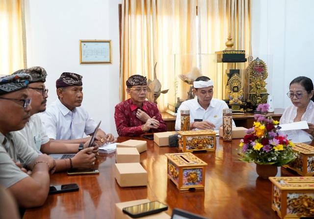 Rapat rencana pengadaan fasilitas CT Scan di RSUD Gema Santi Nusa Penida yang dipimpin oleh Bupati Klungkung I Made Satria bersama Wakil Bupati Tjokorda Gde Surya Putra pada Kamis (4/12/2025). (balihotnews/istimewa)