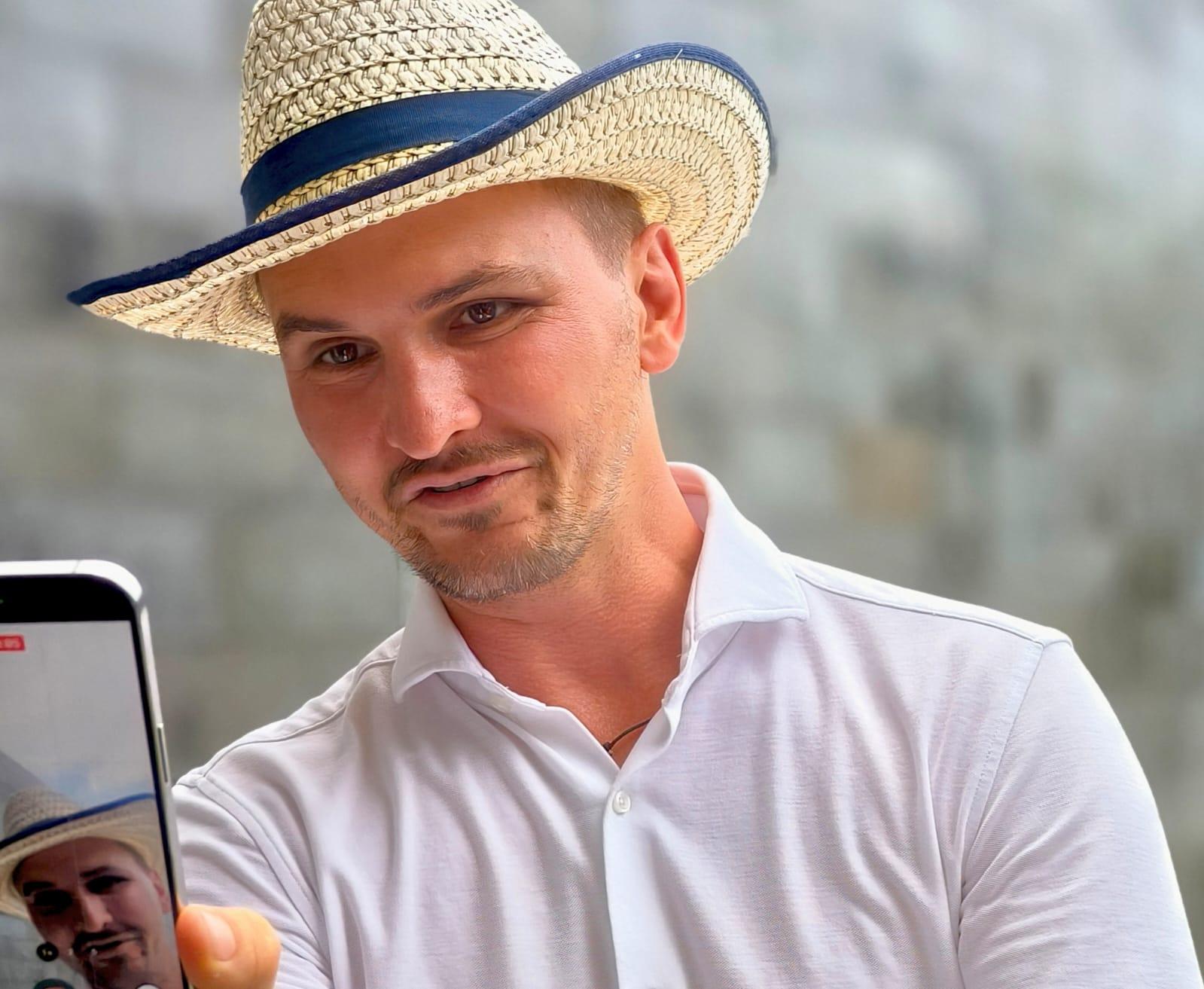Influencer asal Rusia Sergeii Domogatsky atau dikenal sebagai Mr Terimakasih. (balihotnews/istimewa)