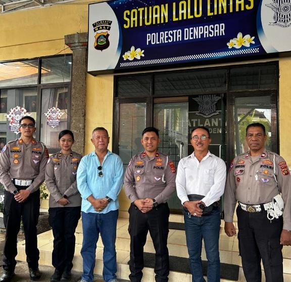 Yusdi Diaz dan Ardy Ganggas memberi apreasi atas gerak cepat Satlantas Polresta Denpasar mengamankan dan memeriksa Yulius M. (balihotnews/istimewa)