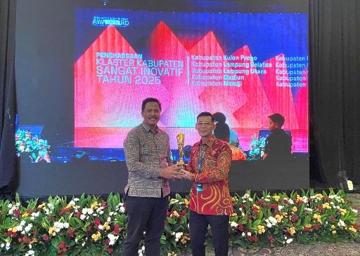 Pemerintah Kabupaten Klungkung mendapat award sebagai Kabupaten Sangat Inovatif pada ajang Innovative Government Award (IGA) 2025) di Grand Ballroom Hotel Kempinski Jakarta, Rabu (10/12/2025). (balihotnews/istimewa)