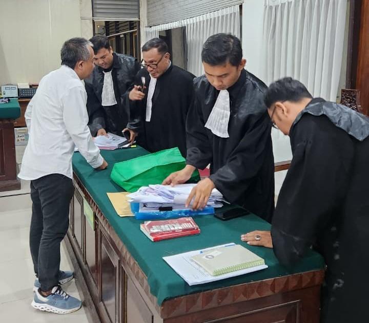 Suasana persidangan kasus dugaan penyalahgunaan token bank PT Unipro Konstruksi Indonesia (PT UKI) di Pengadilan Negeri Denpasar, Selasa (9/12/2025). (Balihotnews/Ist).