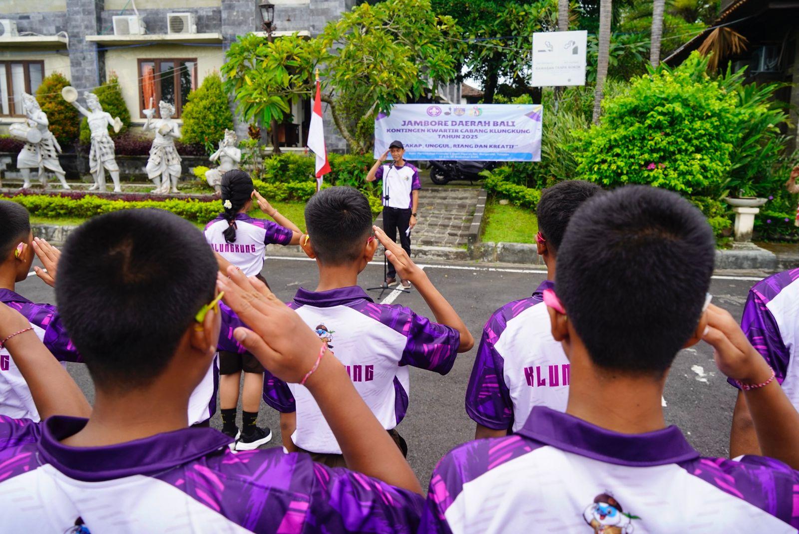 Wakil Bupati Klungkung, Tjokorda Gde Surya Putra, mewakili Bupati Klungkung melepas Kontingen Kwartir Cabang (Kwarcab) Klungkung untuk mengikuti Jambore Daerah (Jamda) Bali Tahun 2025 di halaman depan Kantor Bupati Klungkung, Kamis (11/12/2025). (balihotnews/istimewa)