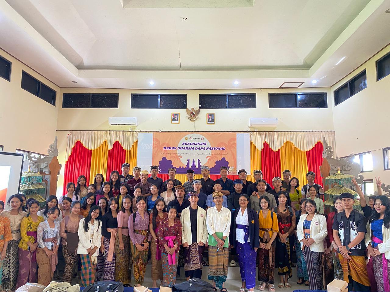 STKIP Agama Hindu Amlapura bersama PC KMHDI Karangasem menggelar Sosialisasi Badan Dharma Dana Nasional (BDDN) bertema “BDDN Sebagai Pilar Penguatan Dharma dan Kesejahteraan Umat Hindu Indonesia” pada Kamis (11/12/2025). (balihotnews/istimewa)